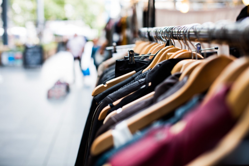 vente-CHATEAUDOUBLE-min_blur_close_up_focus_hanger_jacket_market_people_rack-1176303